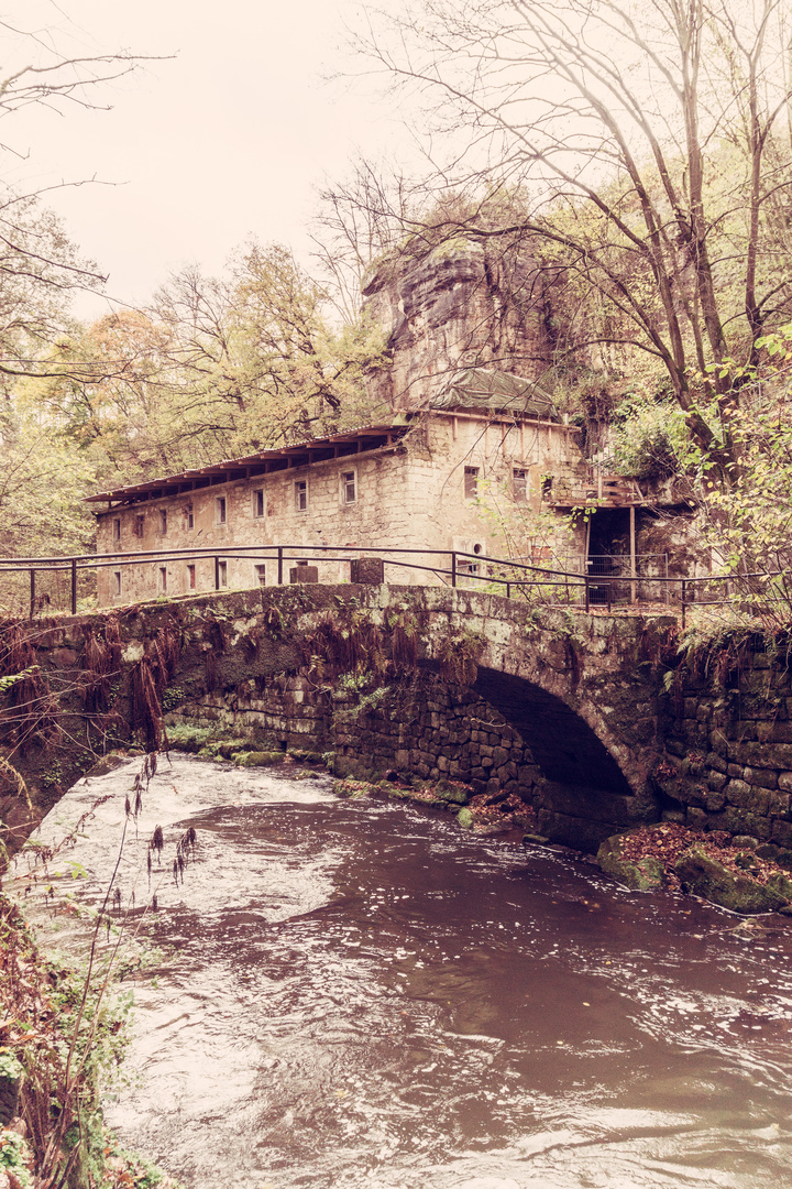 alte Brücke am Bach.