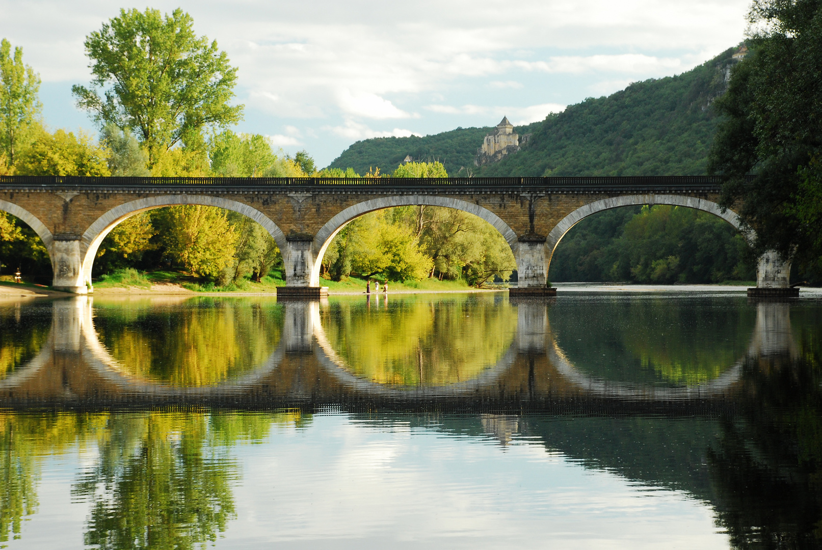 Alte Brücke bei Beynac in der Dordogne, Frankreich