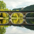 Alte Brücke bei Beynac in der Dordogne, Frankreich