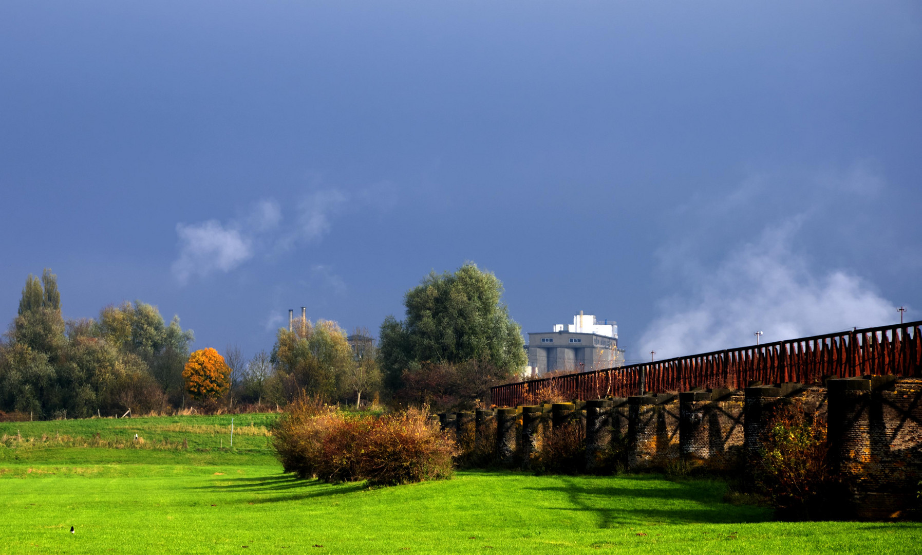 ...alte Brücke im Herbst...