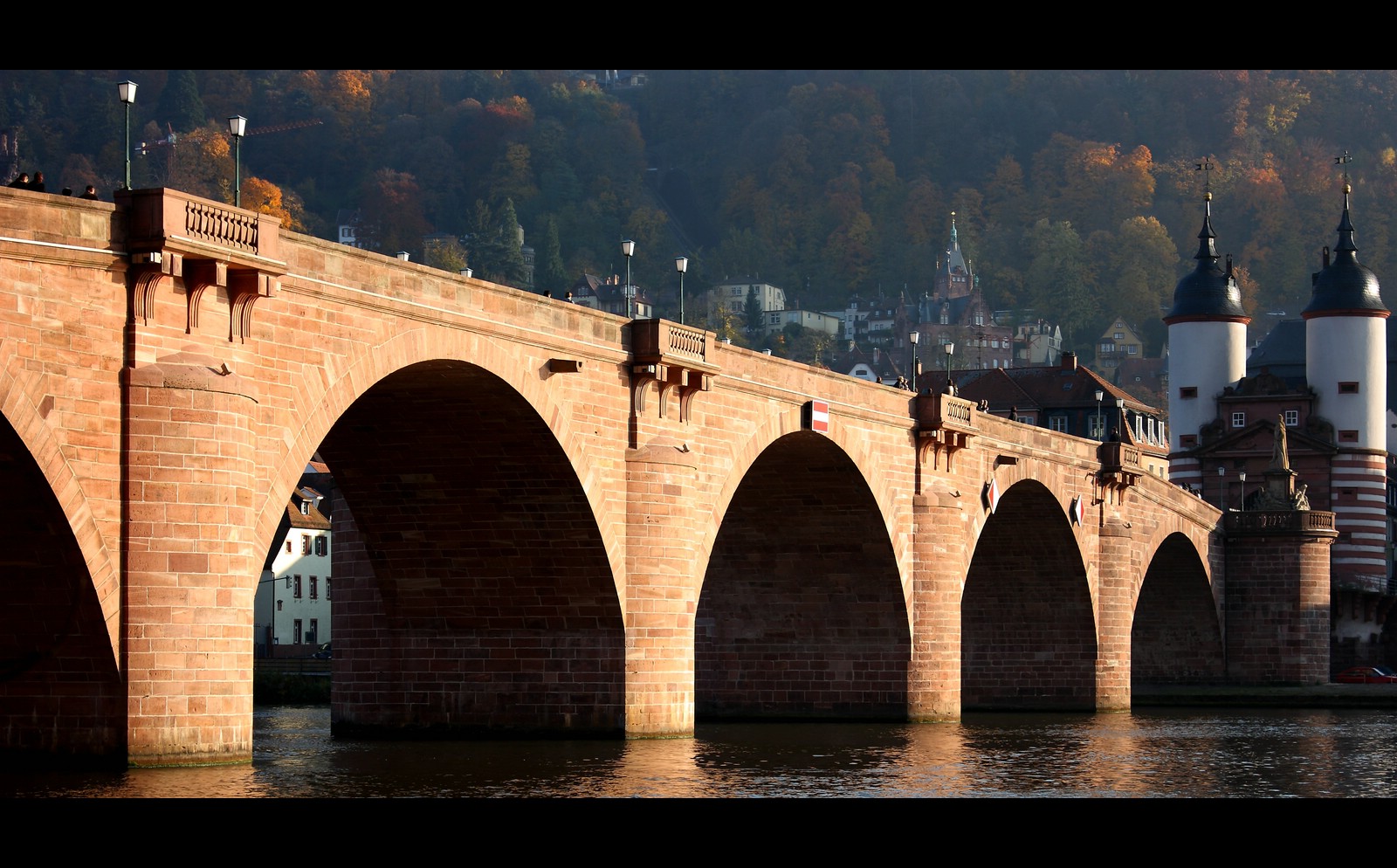 Alte Brücke im Herbst