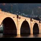 Alte Brücke im Herbst