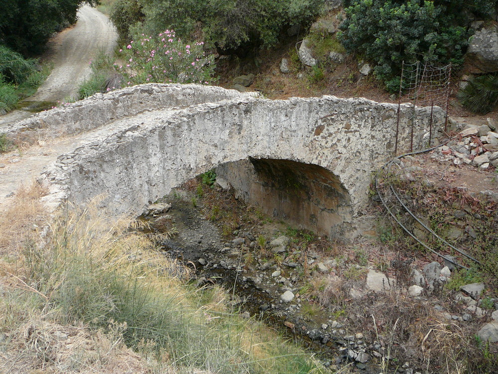 Alte Brücke im Hinterland von Ojen