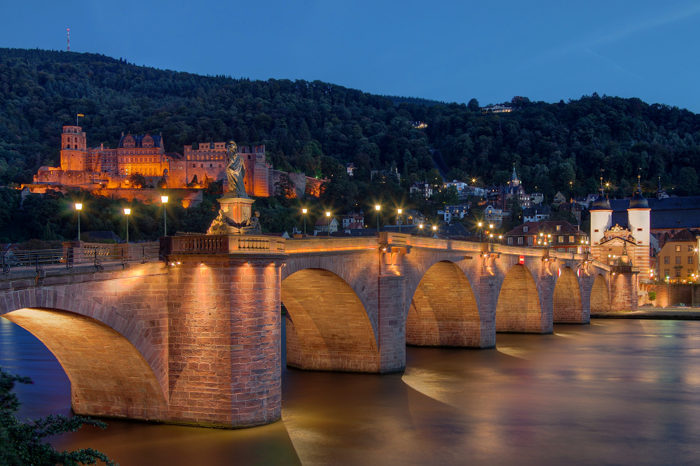 Alte Brücke im Mischlicht