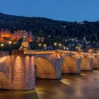 Alte Brücke im Mischlicht