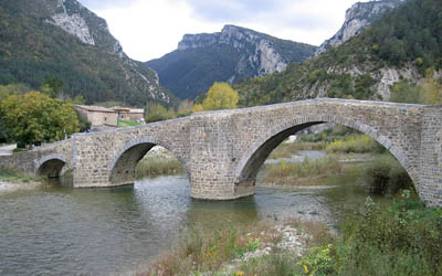 Alte Brücke im Roncal Tal