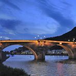Alte Brücke in der blauen Stunde