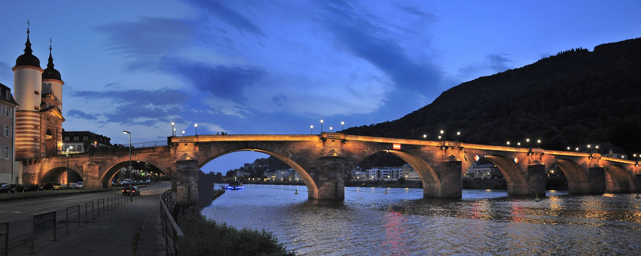 Alte Brücke in der blauen Stunde