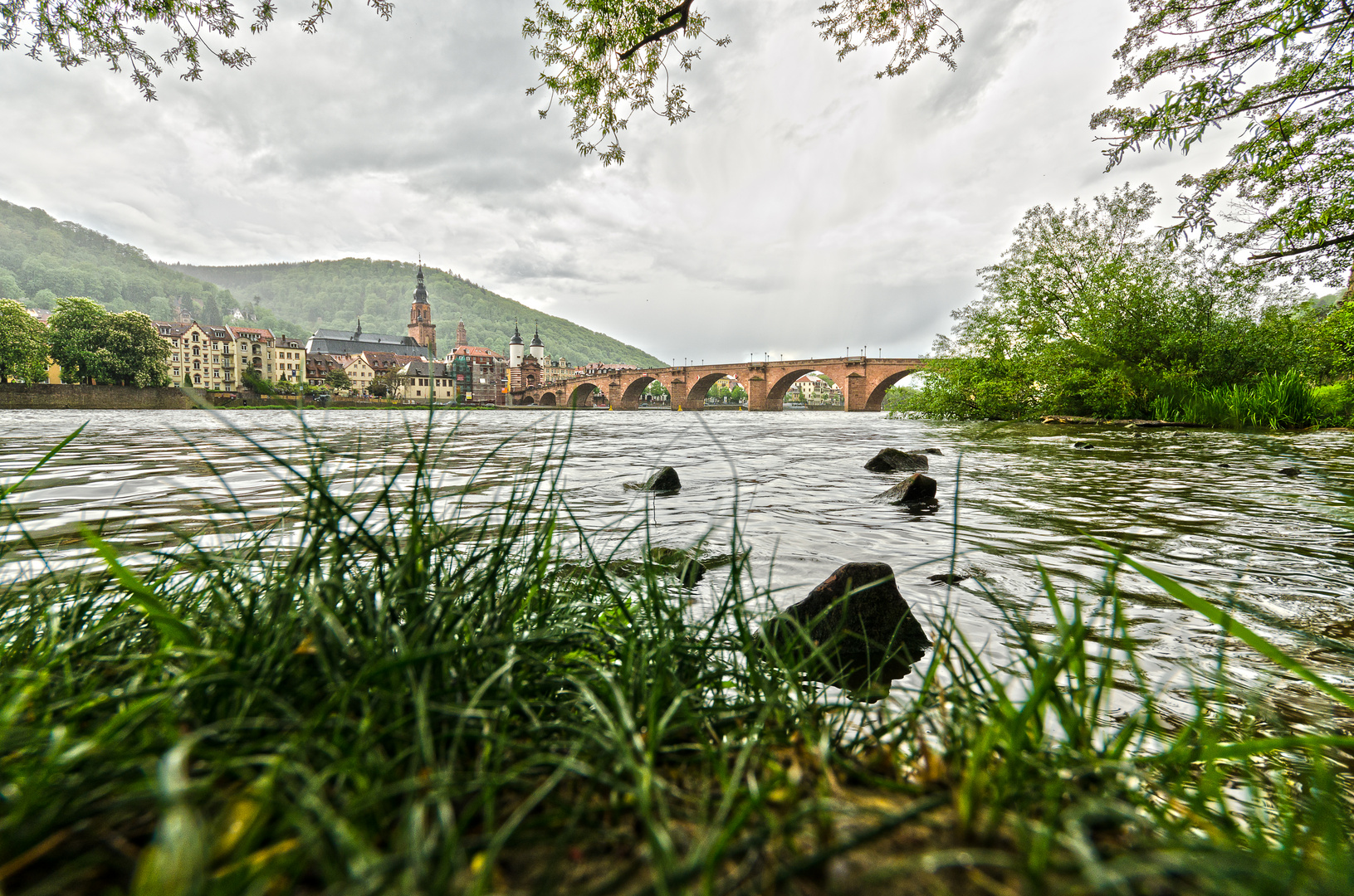 Alte Brücke in Heidelberg vor Neckarufer