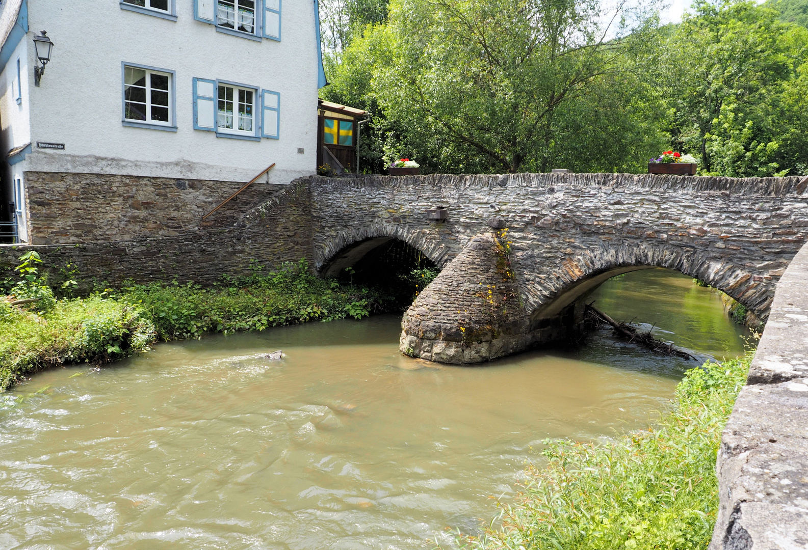 Alte Brücke in Monreal ...