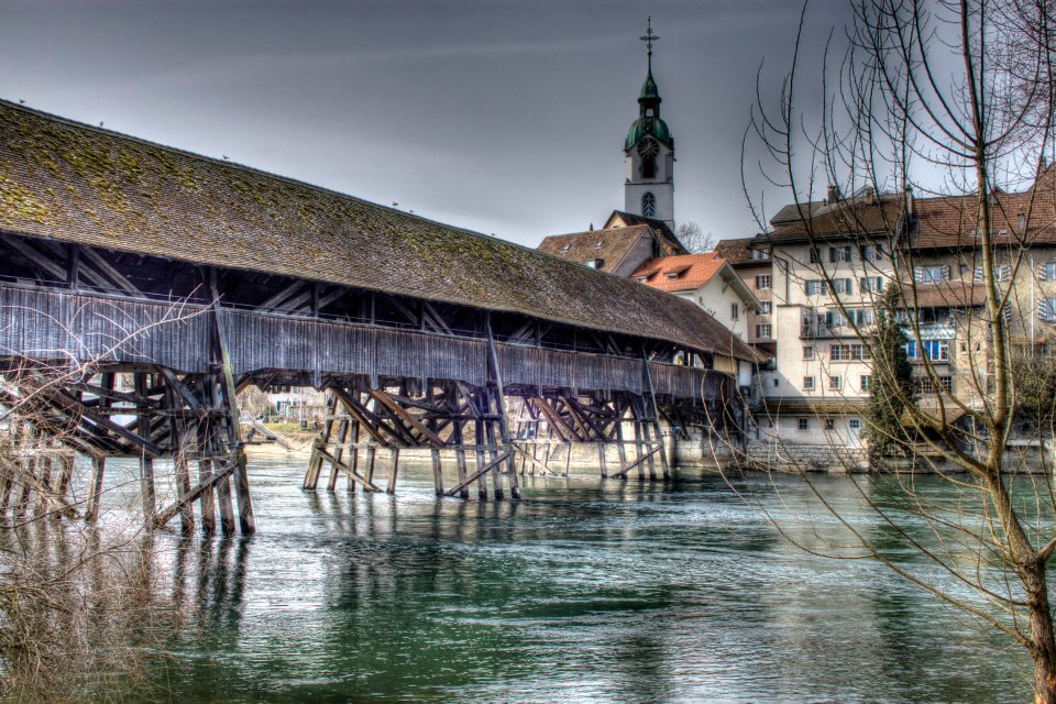 Alte Brücke mit Altstadt im Hintergrund.