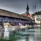 Alte Brücke mit Altstadt im Hintergrund.