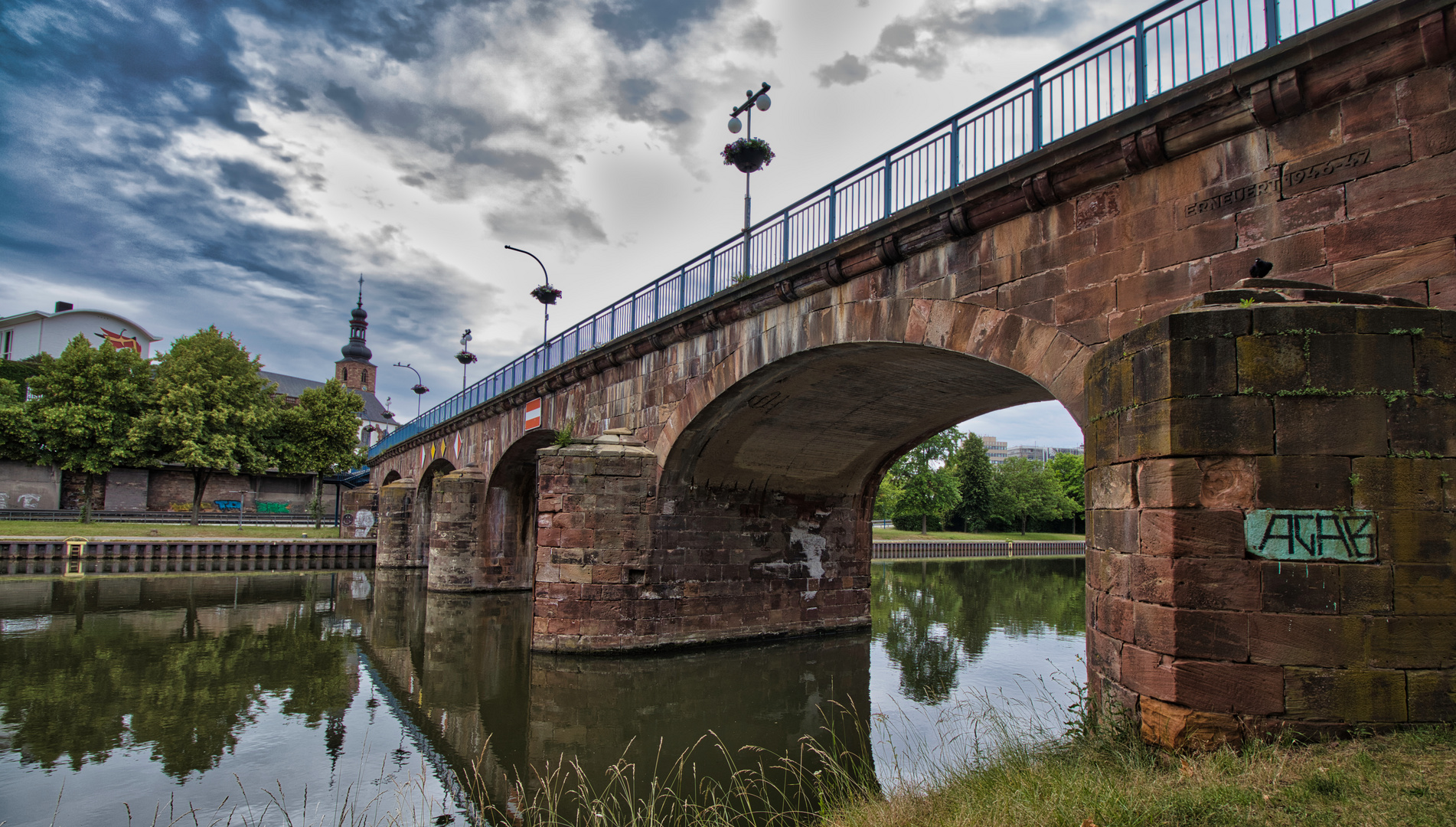 Alte Brücke über die Saar in Saarbrücken.