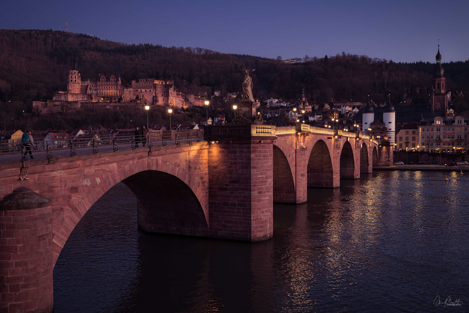 Alte Brücke zur blauen Stunde