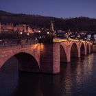 Alte Brücke zur blauen Stunde