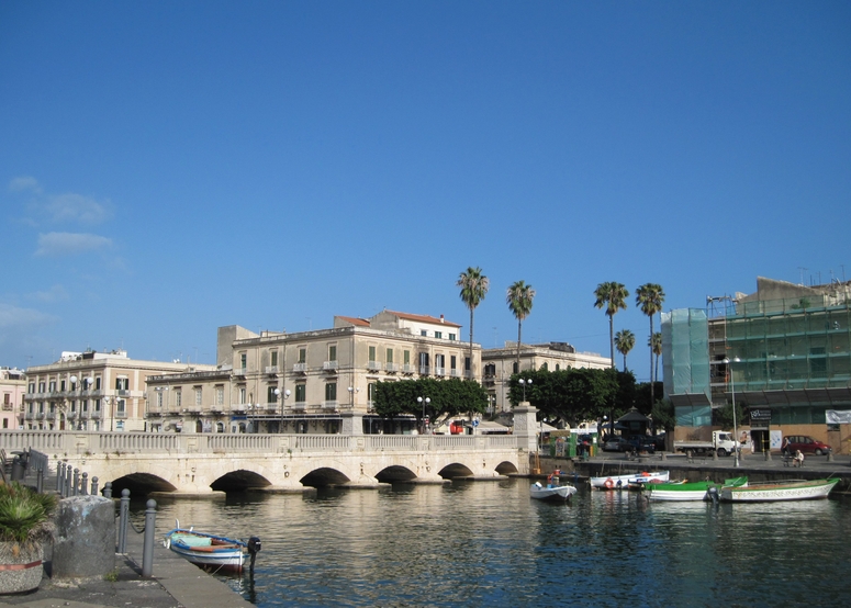 Alte Brücke zwischen Syrakus und der Altstadt Ortiga