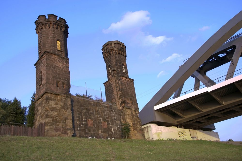 Alte Bücke neben neuer Brücke by Jörg Rosenbaum 