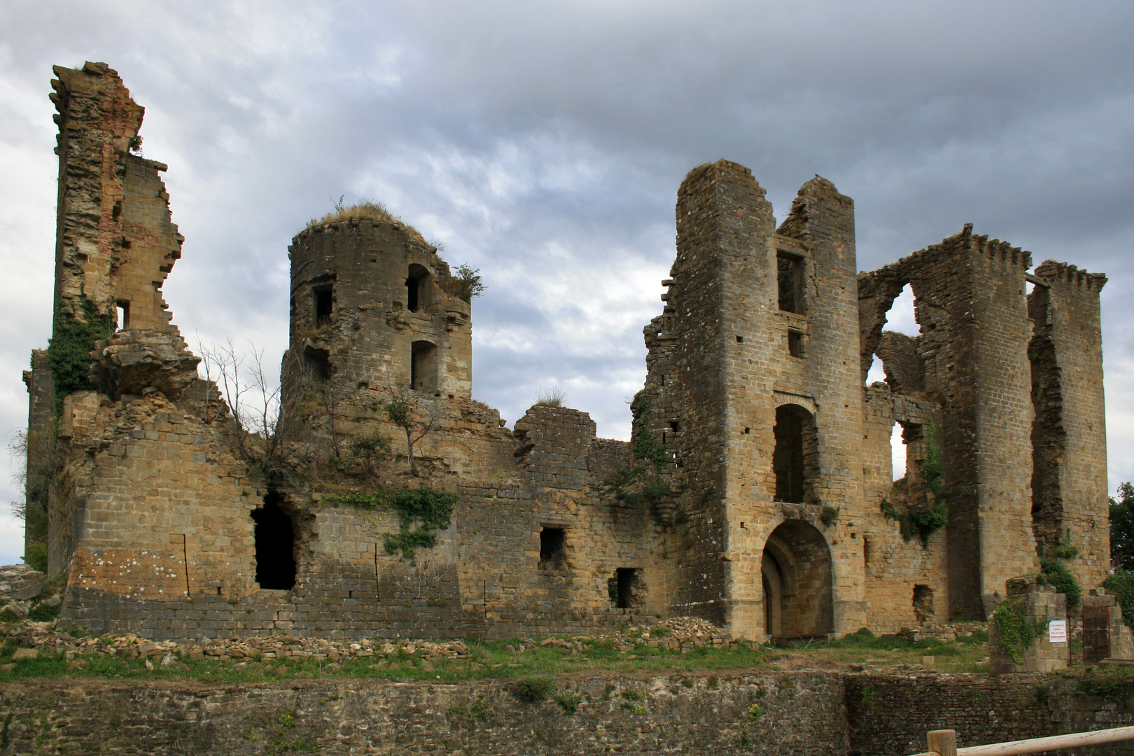 Alte Burgruine in Süd-Frankreich