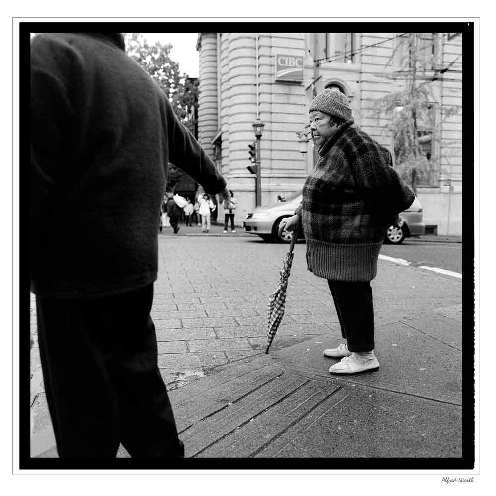 alte Chinesin beim überqueren der Straße
