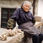 Alte Chinesin verkauft Knoblauch