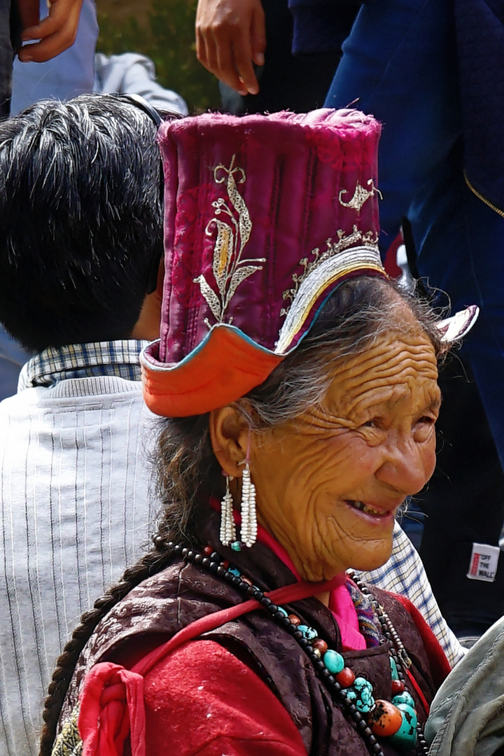 alte Dame beim Klosterfest in Hemis