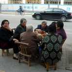 Alte Damen beim Kartenspielen am Straßenrand