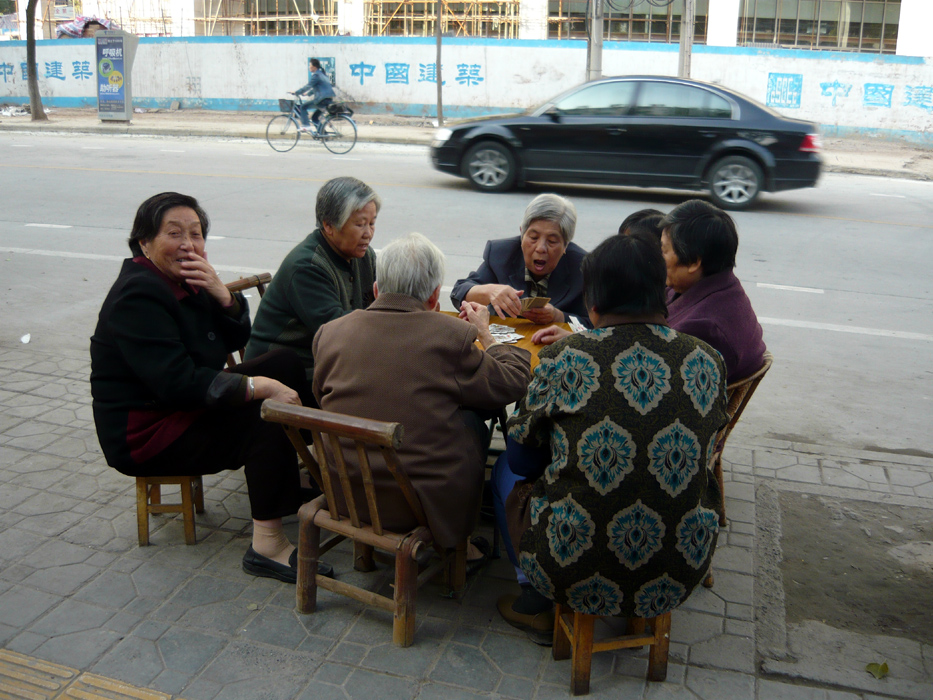 Alte Damen beim Kartenspielen am Straßenrand