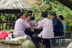Alte Damen beim Kartenspielen