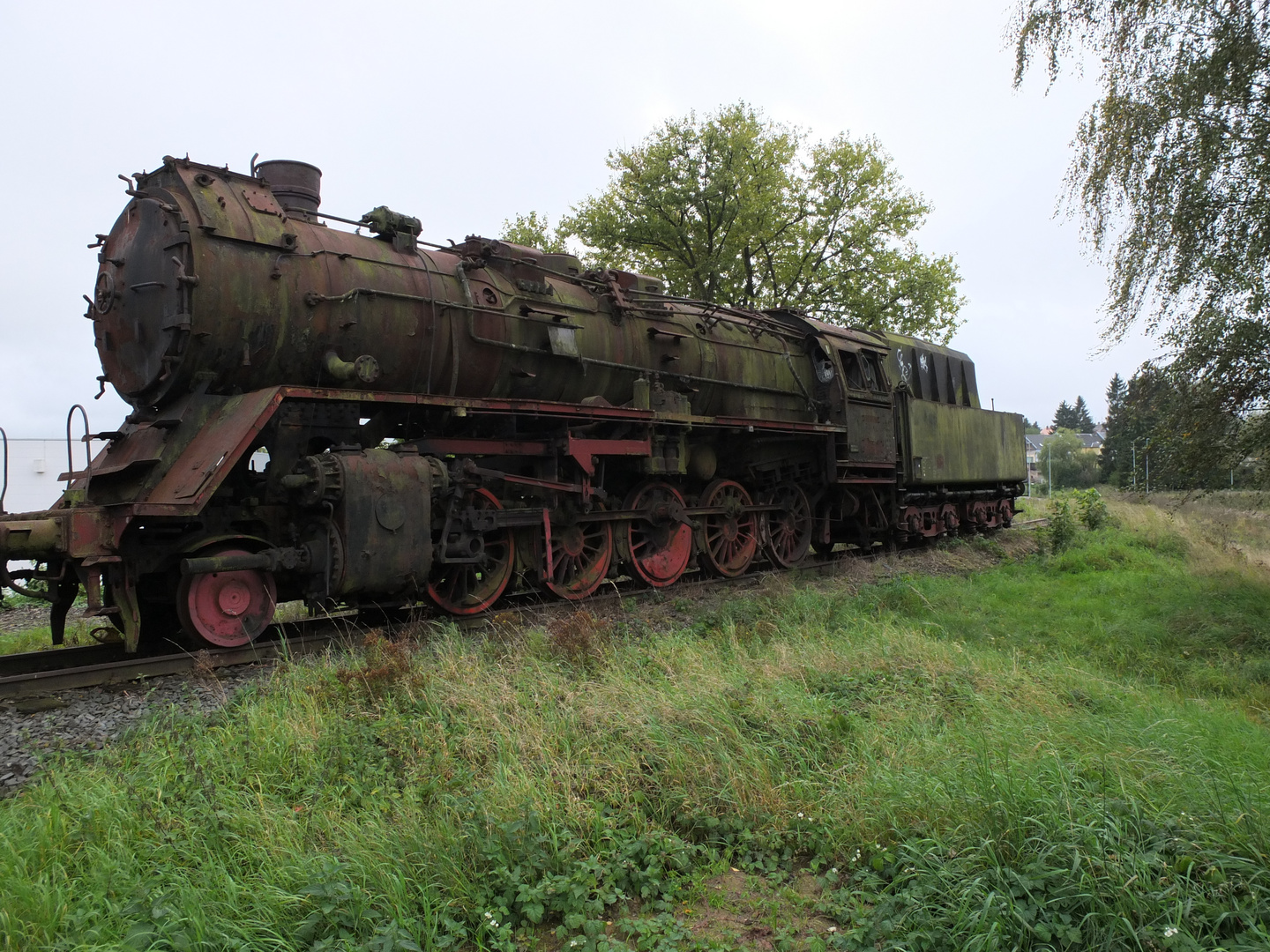 Alte Dampflok am Lokschuppen in Selb