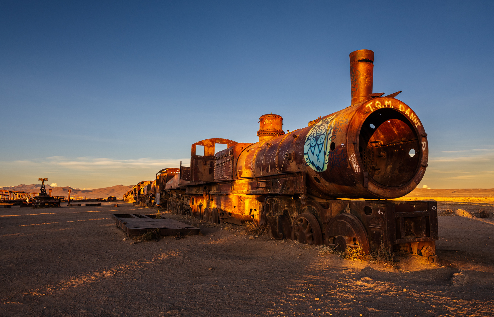 alte Dampflokomotive im untergehenden Sonnenlicht