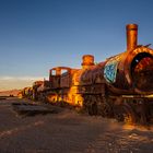 alte Dampflokomotive im untergehenden Sonnenlicht