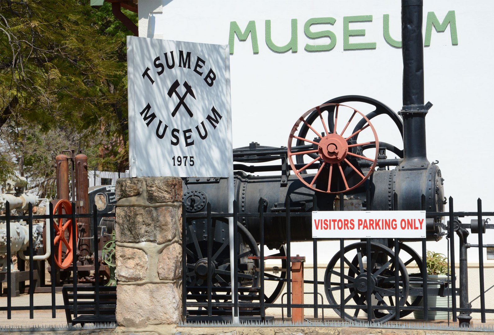 Alte Dampfmaschine vor dem Museum in Tsumeb