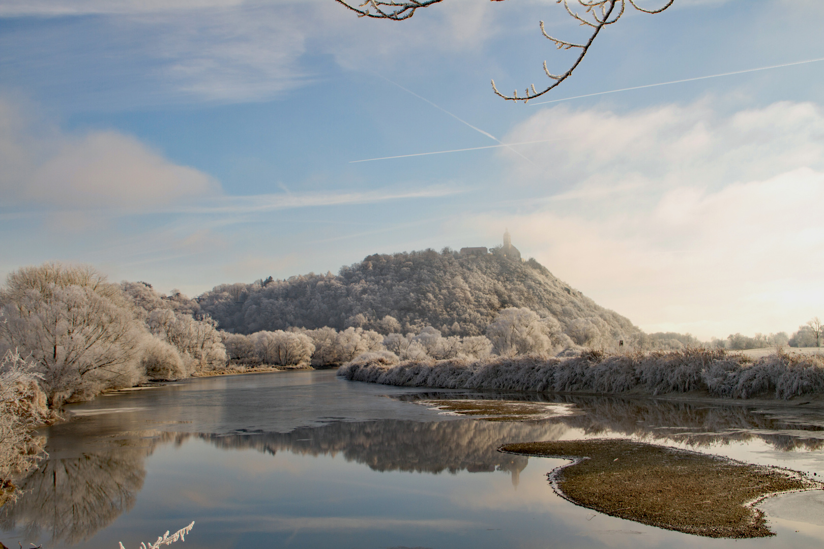 Alte Donau im Hintergrund der Bogenberg.