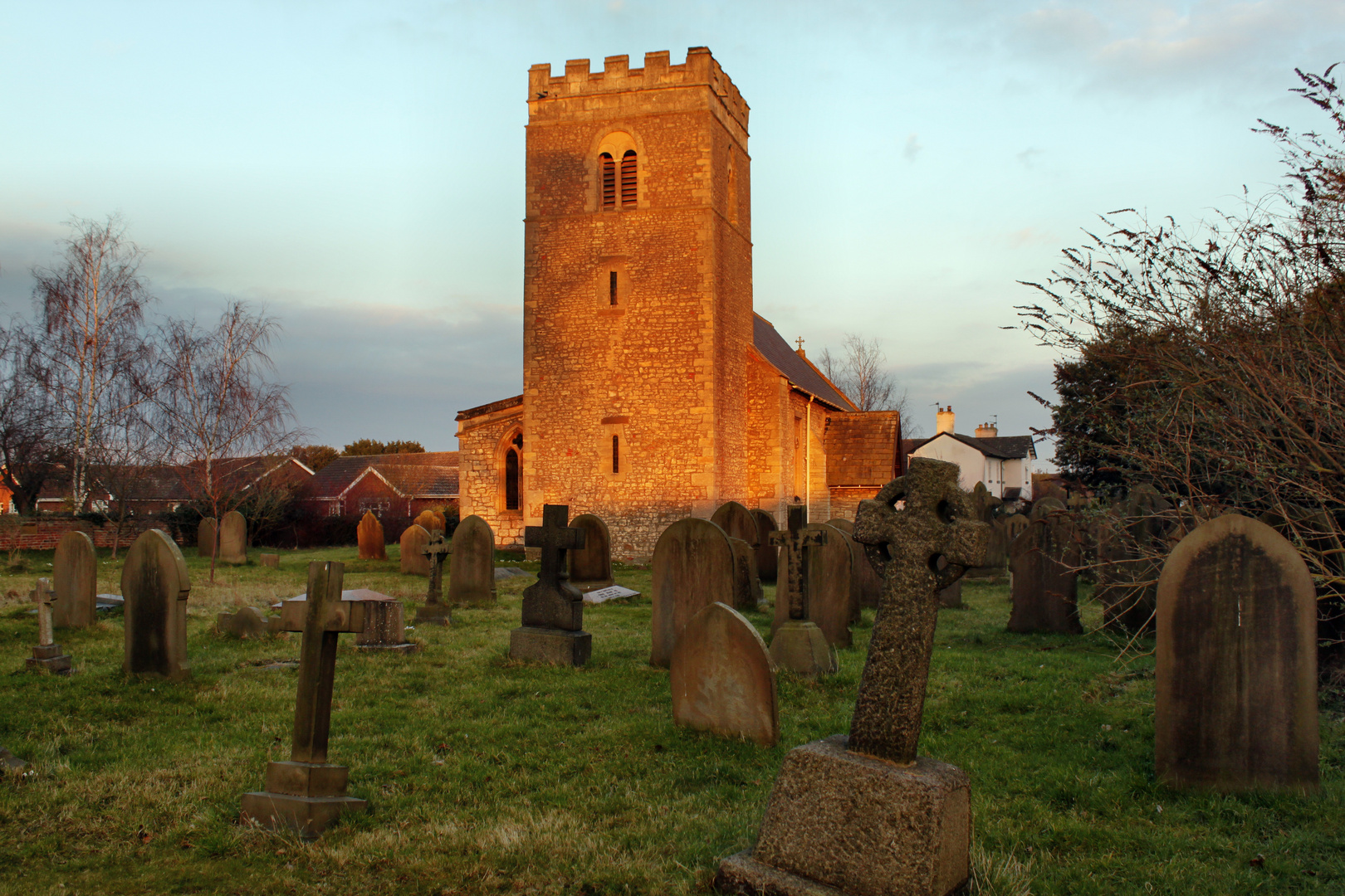Alte Dorfkirche (in South-Yorkshire) in der Abenddämmerung