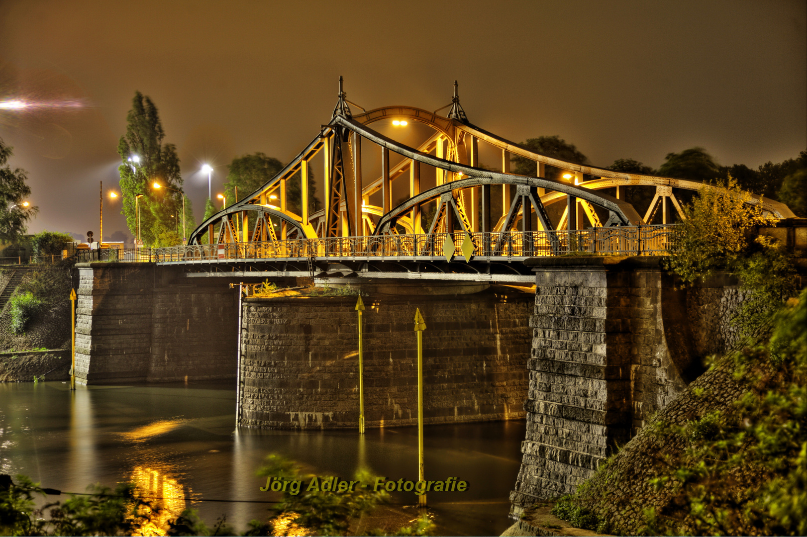 Alte Drehbrücke bei Nacht