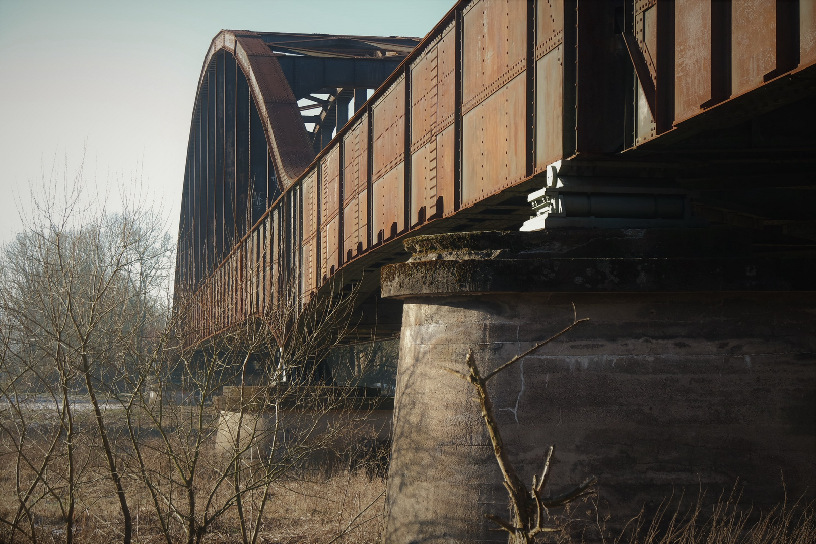 Alte Eisenbahnbrücke bei Schloss Corvey