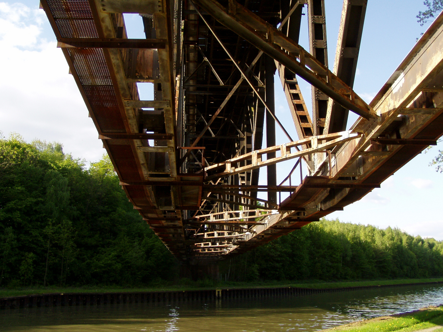 Alte Eisenbahnbrücke, die Brückenkonstruktion einmal von unten gesehen.