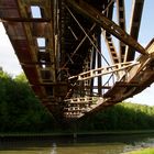 Alte Eisenbahnbrücke, die Brückenkonstruktion einmal von unten gesehen.