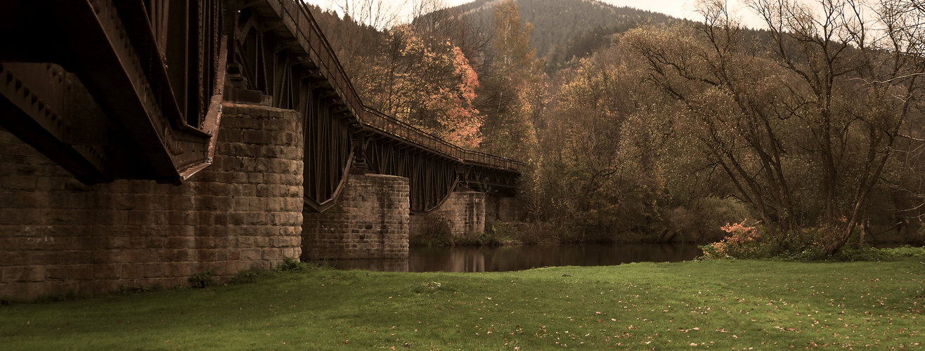 Alte Eisenbahnbrücke ...