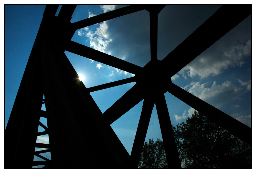 Alte Eisenbahnbrücke im Gegenlicht