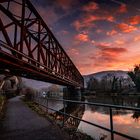 Alte Eisenbahnbrücke im Sonnenaufgang