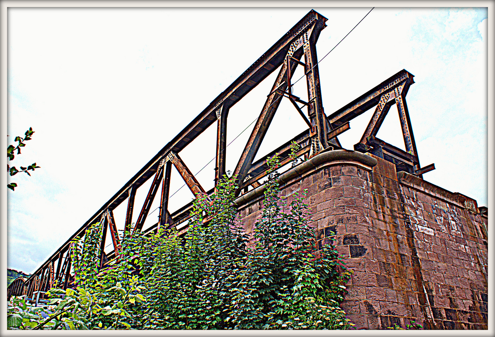 Alte Eisenbahnbrücke in Hameln (Weser).