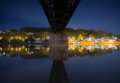 Alte Eisenbahnbrücke nachts