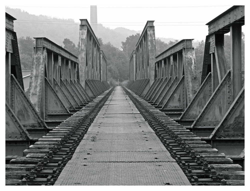 Alte Eisenbahnbrücke über die Ruhr...