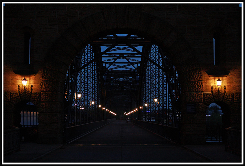 Alte Elbbrücke im dunkeln.