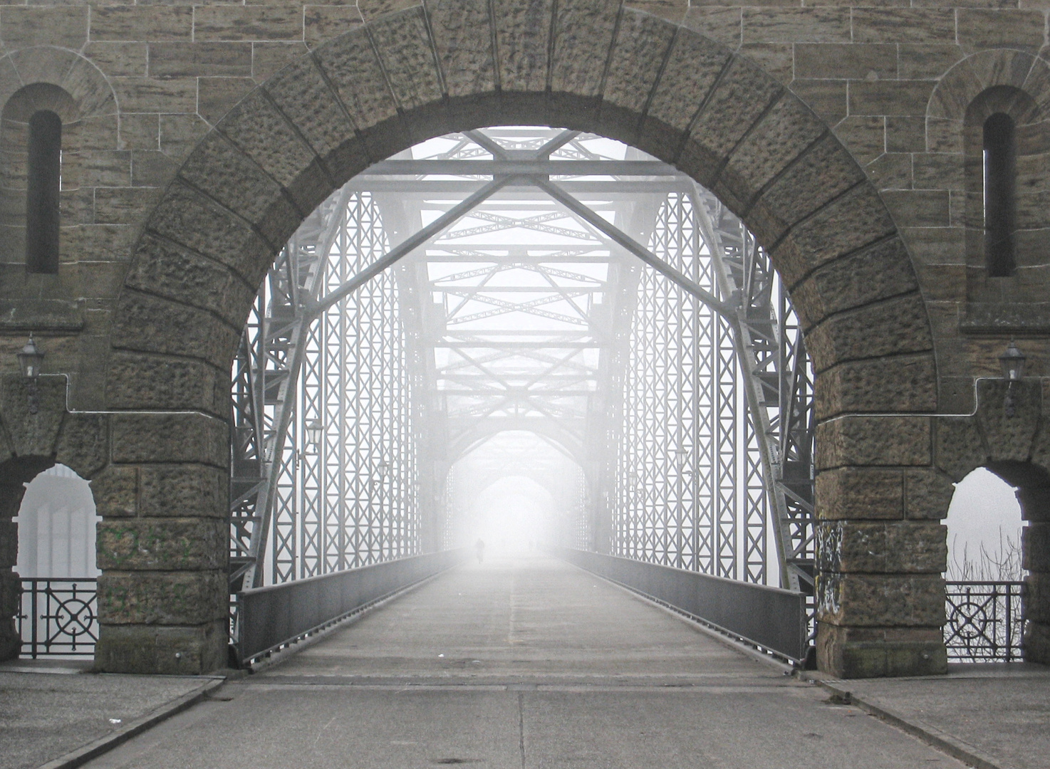 Alte Elbbrücke nebel