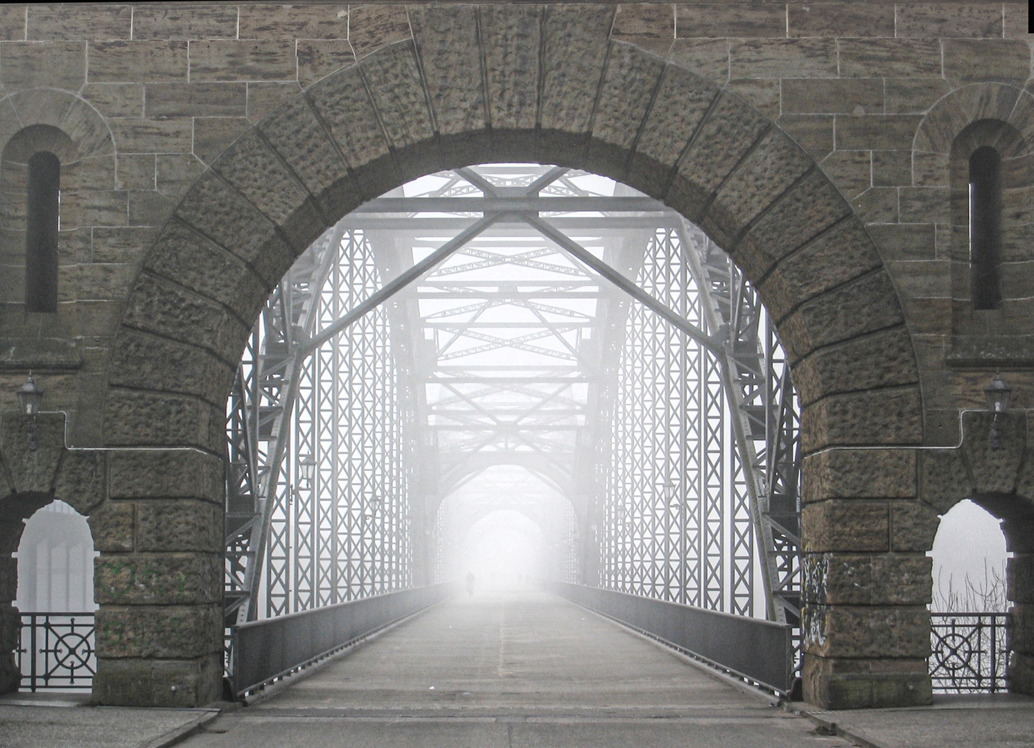 Alte Elbbrücke nebel