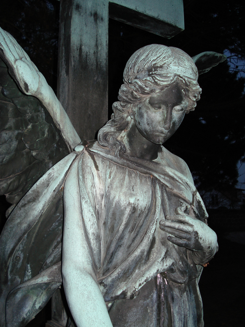 Alte Engel - Figur auf Friedhof