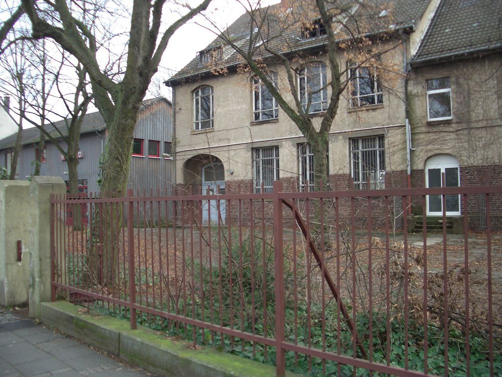 Alte ev Volksschule, KölnHolweide, Buschfeldstraße im Jahre 2007 Foto