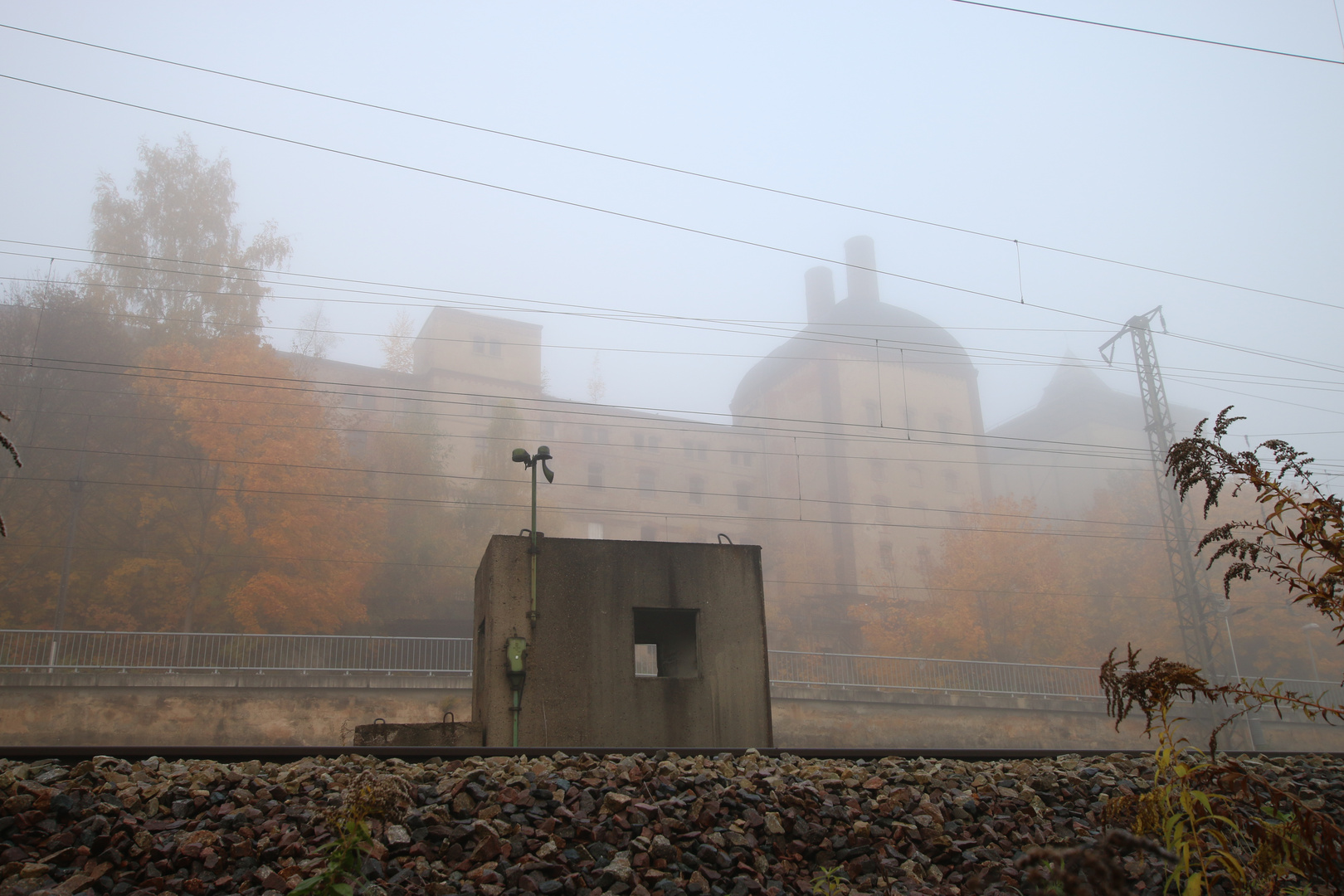 Alte Fabrik am Bahndamm im Nebel